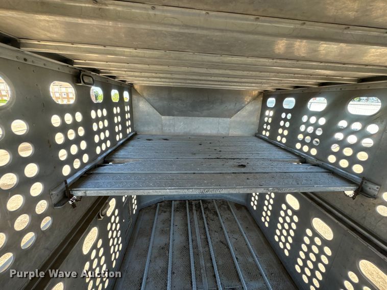 image for item DQ6787 2006 Merrit livestock trailer