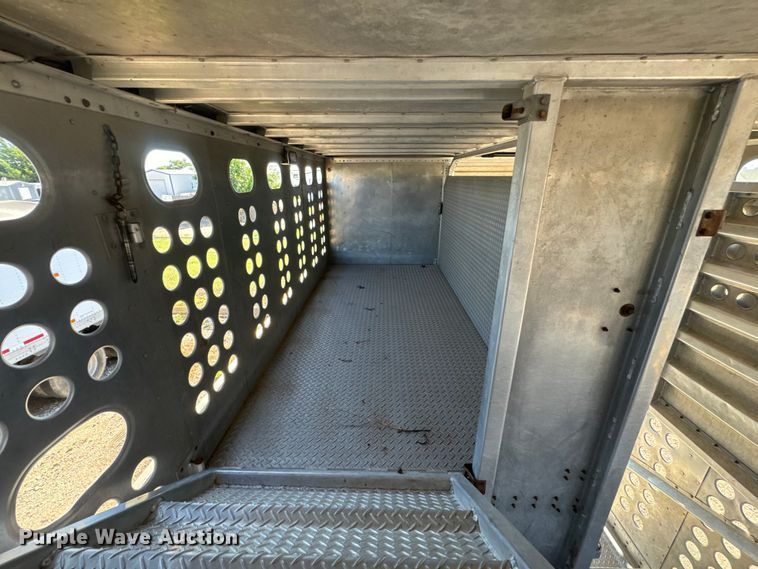 image for item DQ6787 2006 Merrit livestock trailer