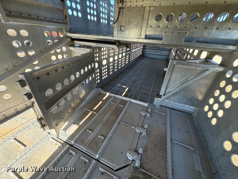 image for item DQ6787 2006 Merrit livestock trailer