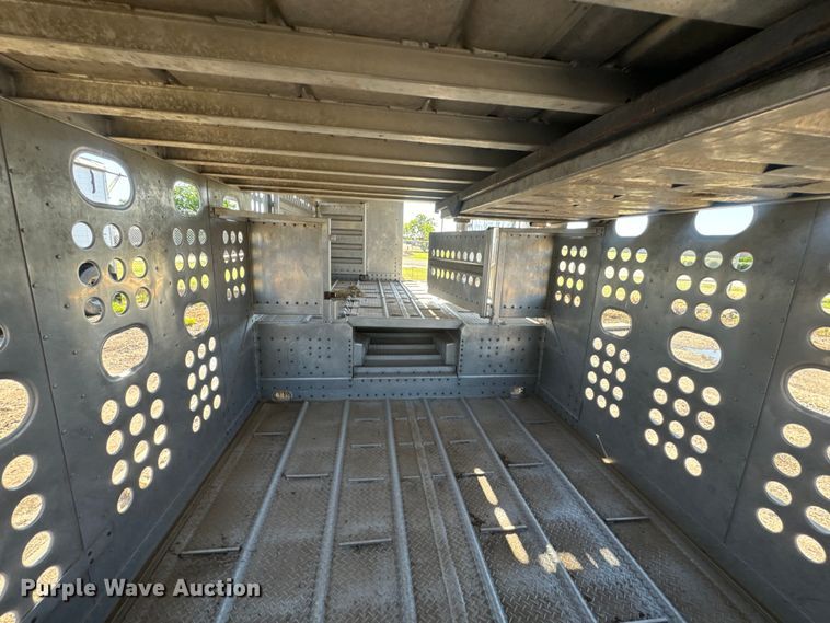image for item DQ6787 2006 Merrit livestock trailer