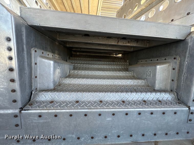 image for item DQ6787 2006 Merrit livestock trailer