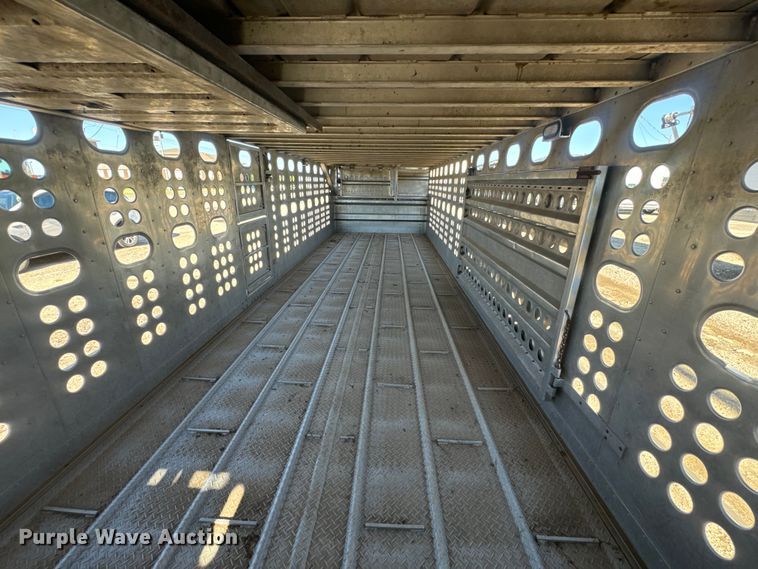 image for item DQ6787 2006 Merrit livestock trailer