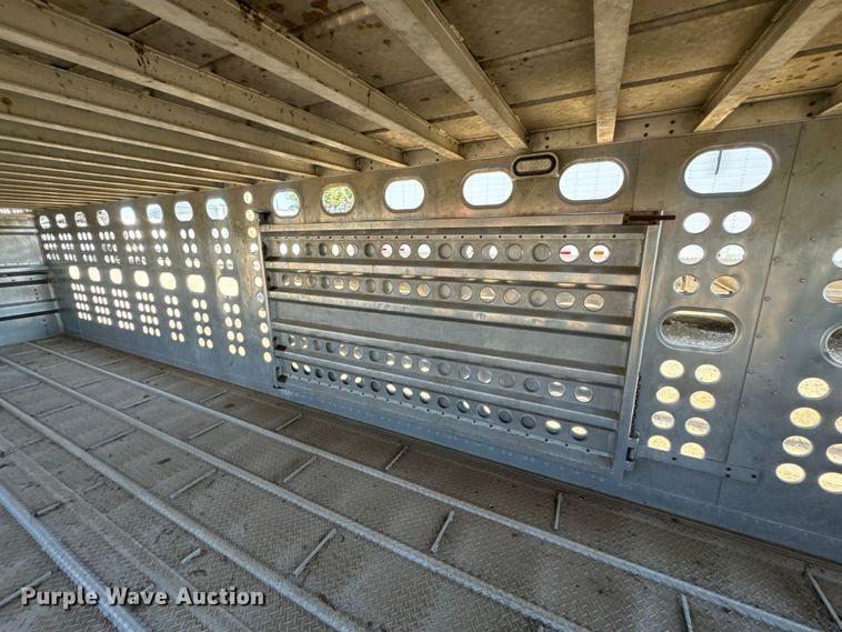 image for item DQ6787 2006 Merrit livestock trailer