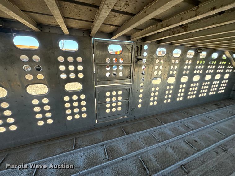 image for item DQ6787 2006 Merrit livestock trailer