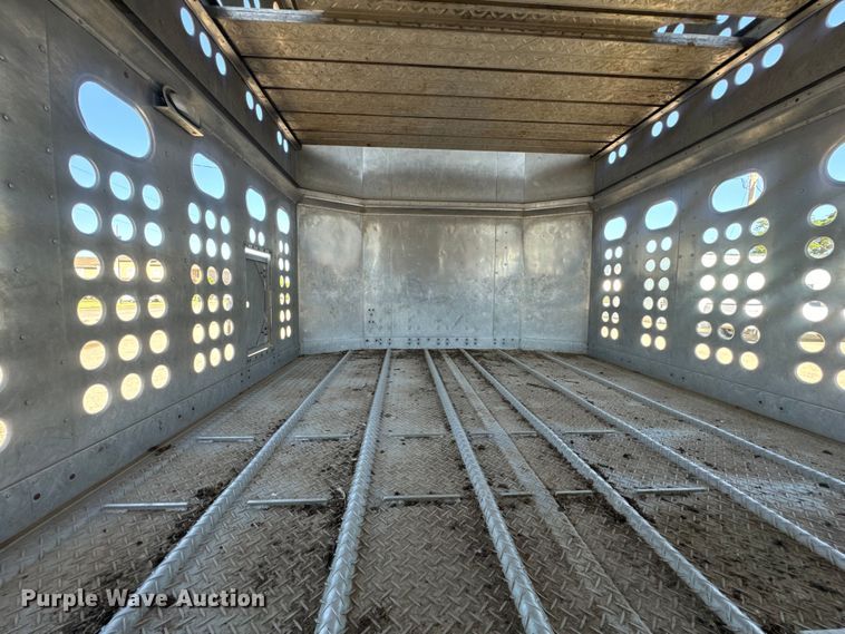 image for item DQ6787 2006 Merrit livestock trailer