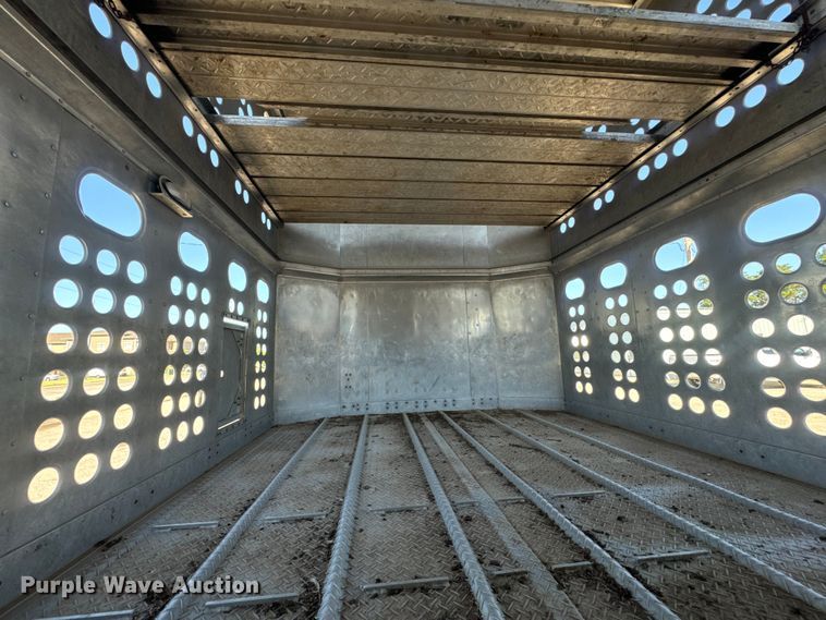 image for item DQ6787 2006 Merrit livestock trailer