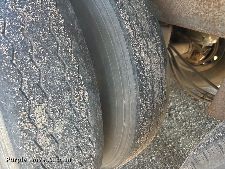 image for item DQ6787 2006 Merrit livestock trailer