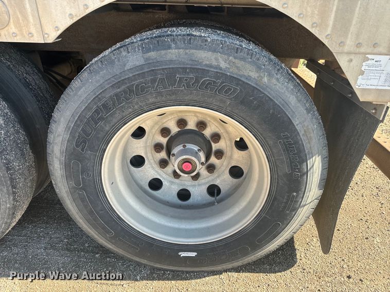 image for item DQ6787 2006 Merrit livestock trailer