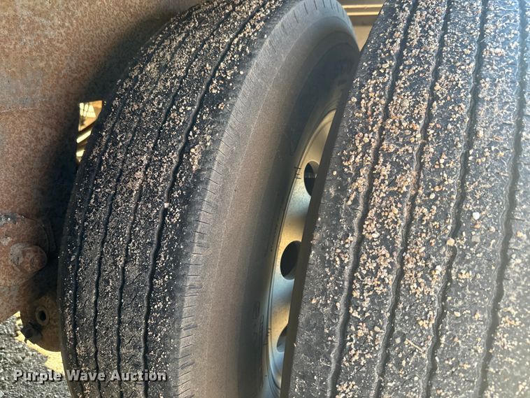 image for item DQ6787 2006 Merrit livestock trailer