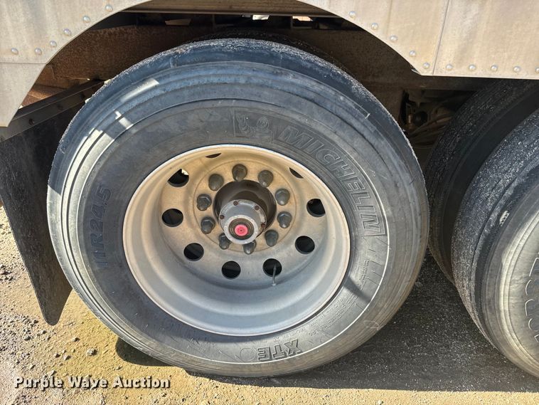 image for item DQ6787 2006 Merrit livestock trailer