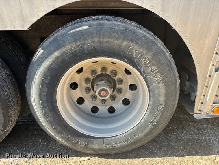 image for item DQ6787 2006 Merrit livestock trailer