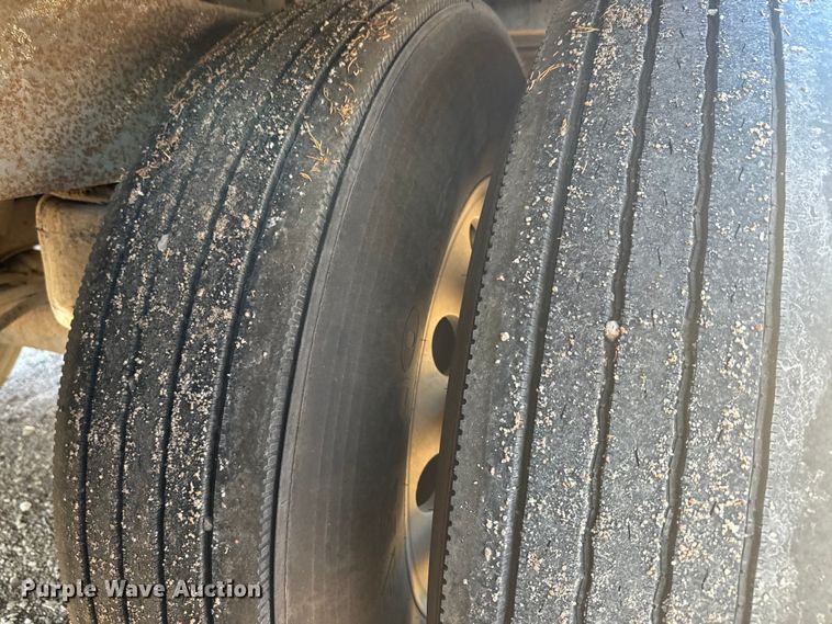 image for item DQ6787 2006 Merrit livestock trailer