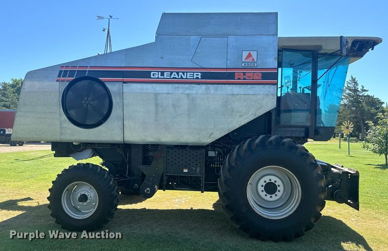 image for item DQ6788 1993 Gleaner R-52 combine