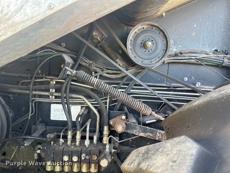 image for item DQ6788 1993 Gleaner R-52 combine