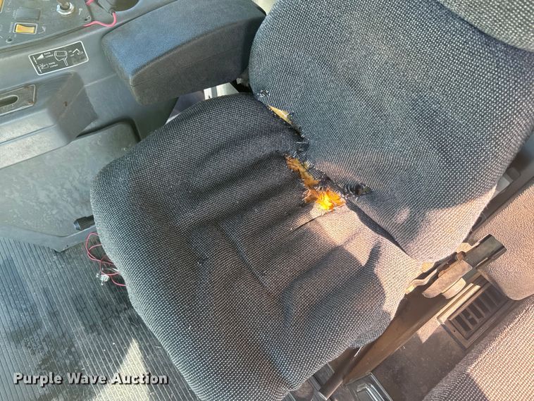 image for item DQ6788 1993 Gleaner R-52 combine