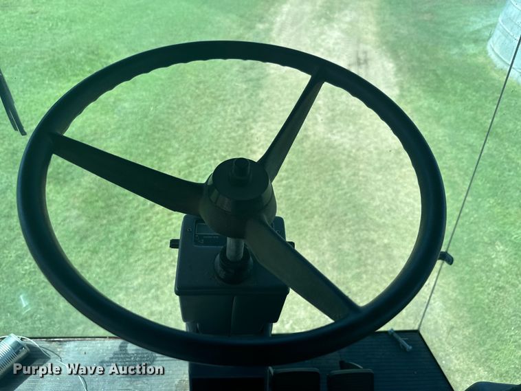 image for item DQ6788 1993 Gleaner R-52 combine