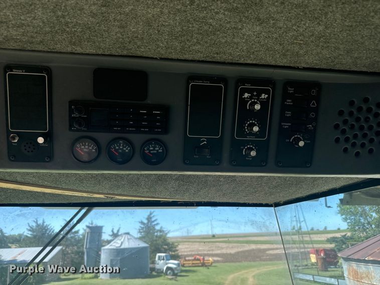 image for item DQ6788 1993 Gleaner R-52 combine