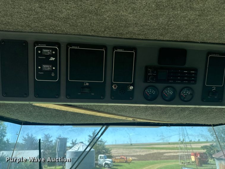 image for item DQ6788 1993 Gleaner R-52 combine