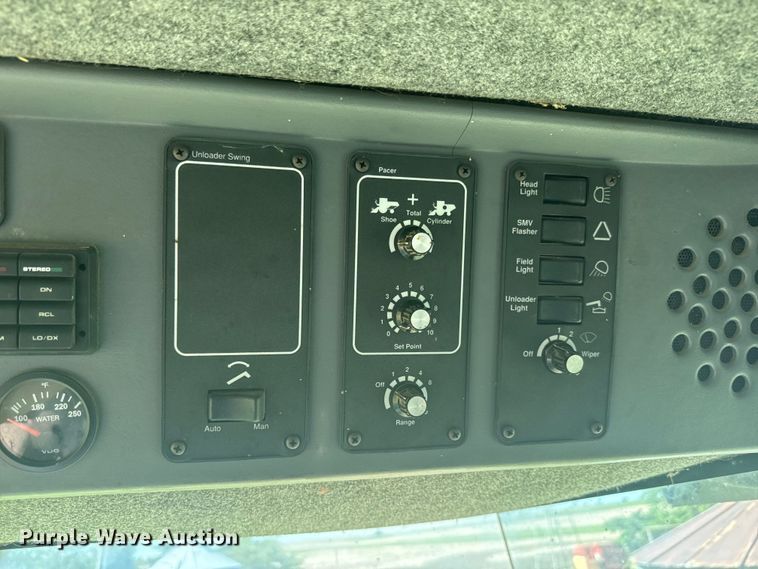 image for item DQ6788 1993 Gleaner R-52 combine