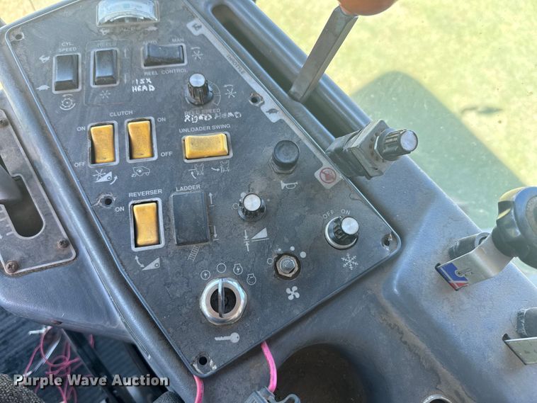 image for item DQ6788 1993 Gleaner R-52 combine