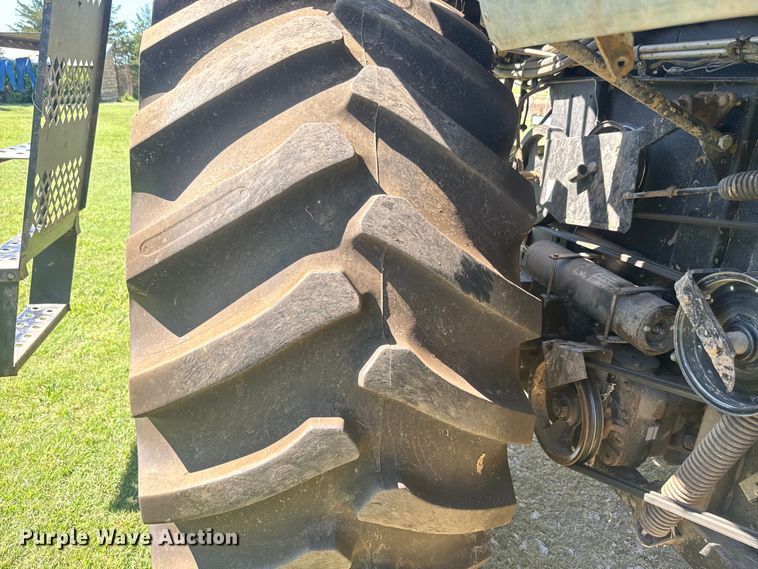 image for item DQ6788 1993 Gleaner R-52 combine
