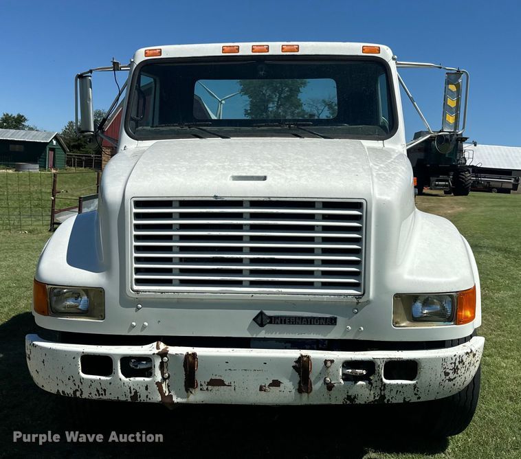 image for item DQ6791 1995 International  4700 flatbed truck