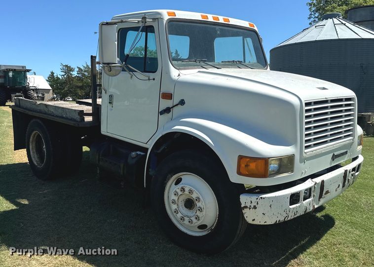 image for item DQ6791 1995 International  4700 flatbed truck