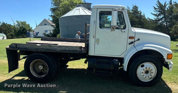 image for item DQ6791 1995 International  4700 flatbed truck