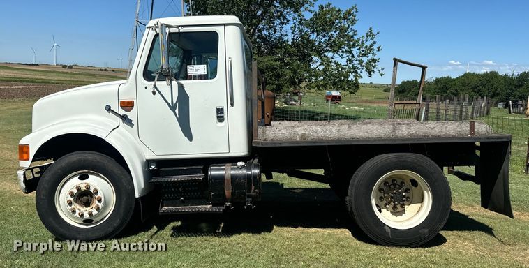 image for item DQ6791 1995 International  4700 flatbed truck