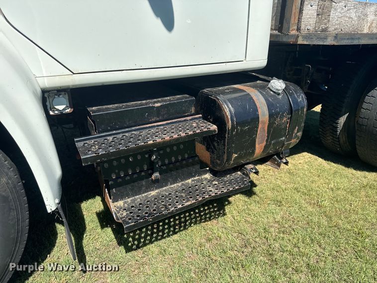 image for item DQ6791 1995 International  4700 flatbed truck