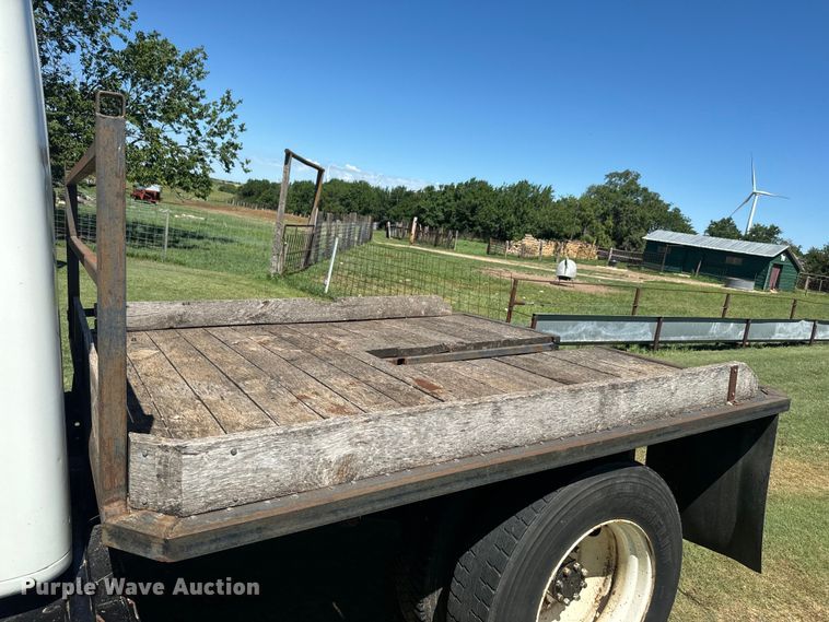 image for item DQ6791 1995 International  4700 flatbed truck