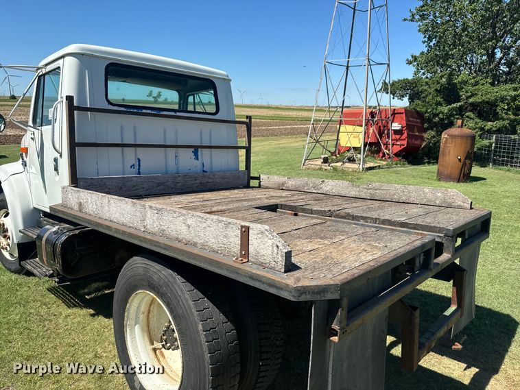 image for item DQ6791 1995 International  4700 flatbed truck