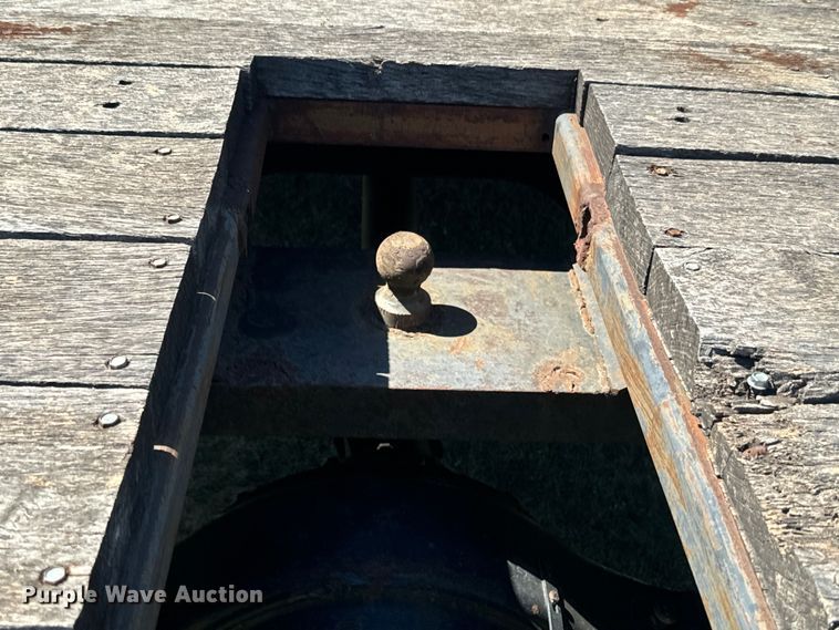 image for item DQ6791 1995 International  4700 flatbed truck