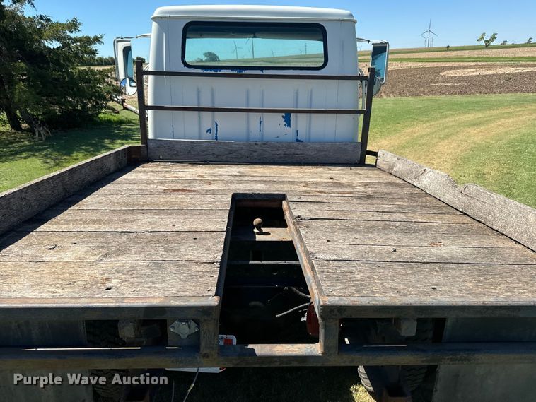 image for item DQ6791 1995 International  4700 flatbed truck