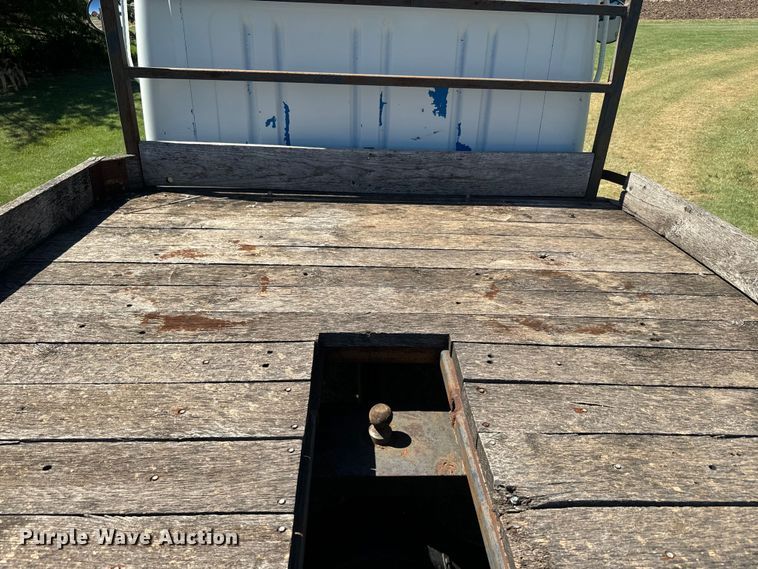 image for item DQ6791 1995 International  4700 flatbed truck