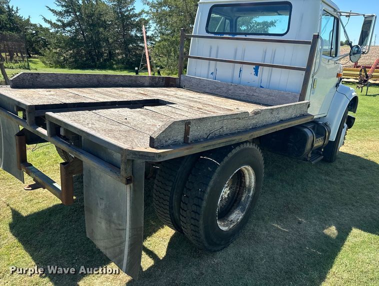image for item DQ6791 1995 International  4700 flatbed truck