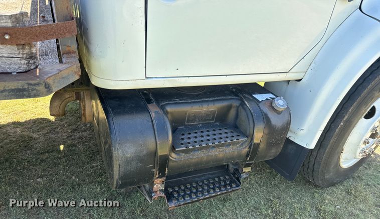 image for item DQ6791 1995 International  4700 flatbed truck