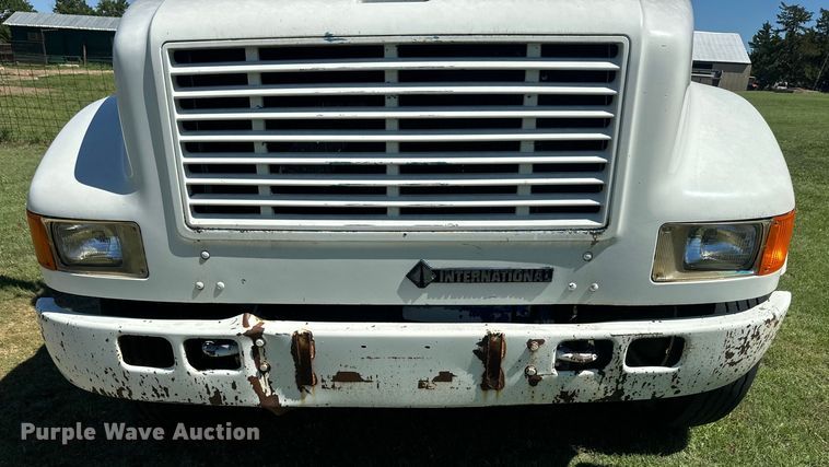 image for item DQ6791 1995 International  4700 flatbed truck