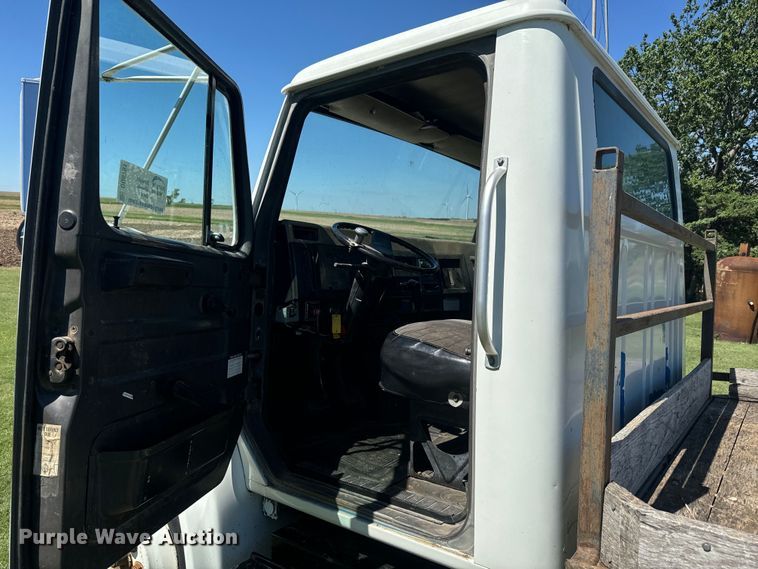 image for item DQ6791 1995 International  4700 flatbed truck