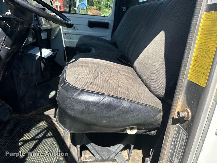 image for item DQ6791 1995 International  4700 flatbed truck