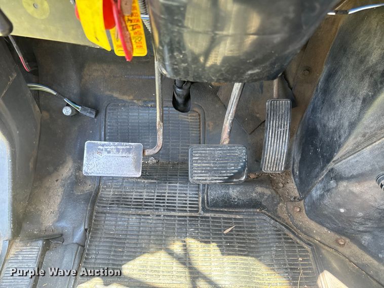 image for item DQ6791 1995 International  4700 flatbed truck