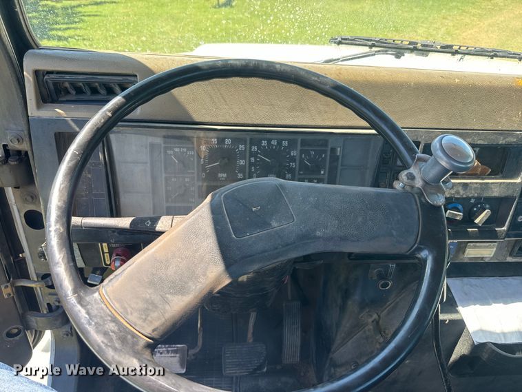 image for item DQ6791 1995 International  4700 flatbed truck