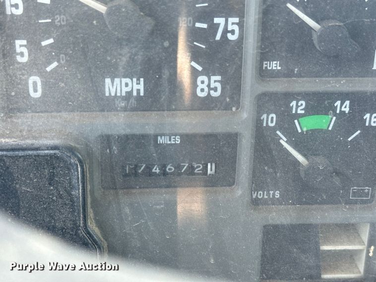 image for item DQ6791 1995 International  4700 flatbed truck