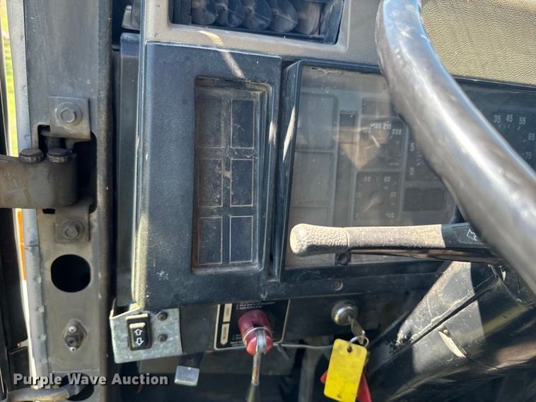 image for item DQ6791 1995 International  4700 flatbed truck