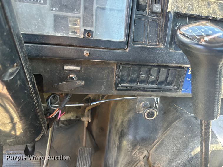 image for item DQ6791 1995 International  4700 flatbed truck