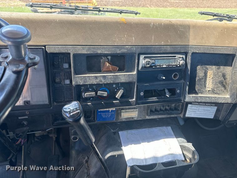 image for item DQ6791 1995 International  4700 flatbed truck