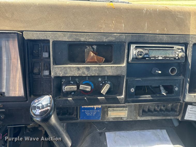 image for item DQ6791 1995 International  4700 flatbed truck