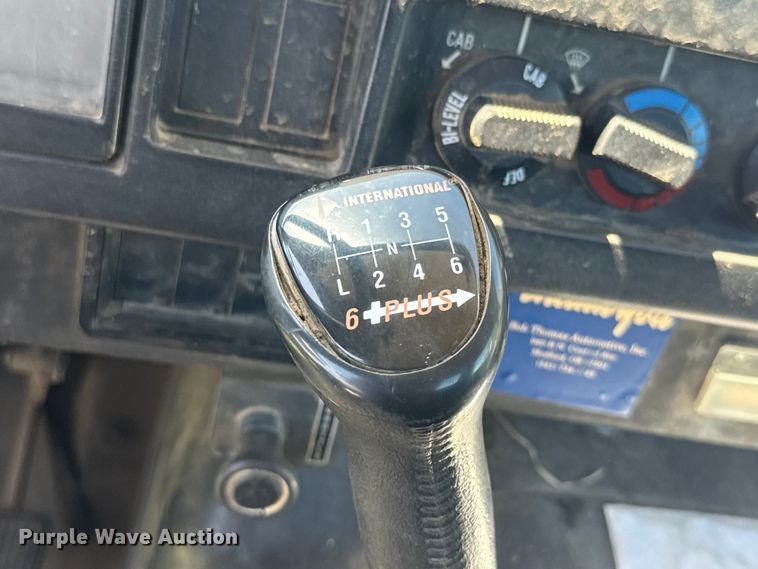 image for item DQ6791 1995 International  4700 flatbed truck