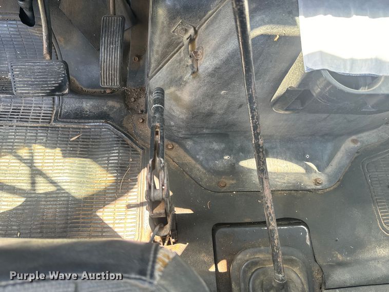 image for item DQ6791 1995 International  4700 flatbed truck