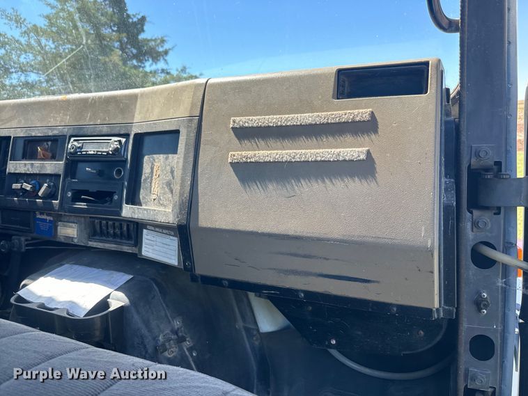 image for item DQ6791 1995 International  4700 flatbed truck